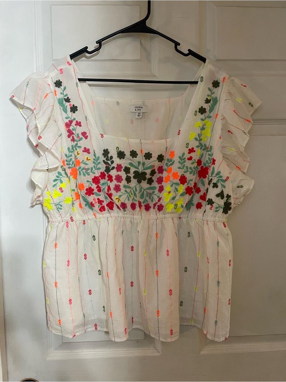 Crown & Ivy White Floral Embroidered Flutter-Sleeve Top 2x